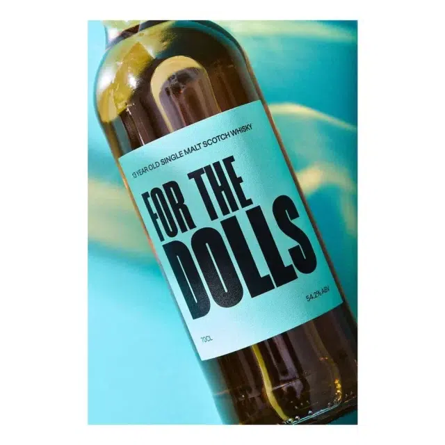 For the Dolls est une sortie d'un Dailuaine single cask de 13 ans. Tous les bénéfices seront reversés à l'association caritative trans Not a Phase