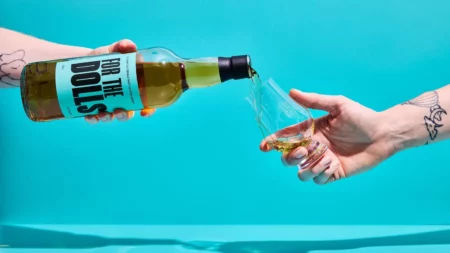 Ce whisky en édition limitée lève un verre (et des fonds) pour les droits des trans