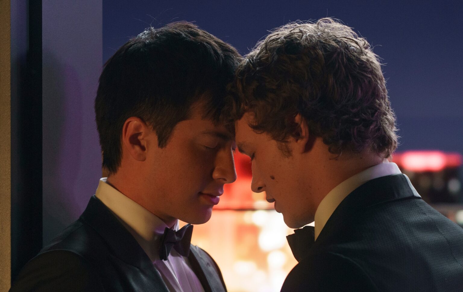 Tout ce que vous devez savoir sur l’émission romantique de hockey gay Heated Rivalry Heated Rivalry still: Shane (Tracker actor Hudson Williams) and Ilya (Joker: Folie à Deux star Connor Storie) resting their heads together, both wearing suits