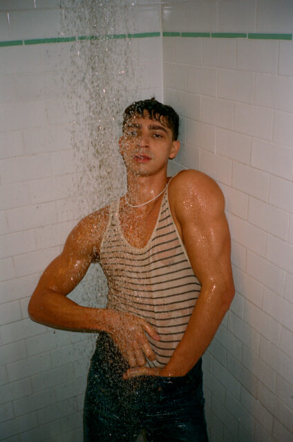 L'acteur et mannequin Isaac Powell allie l'éclat de Broadway au pouvoir des stars d'Hollywood, prouvant qu'il est bien plus qu'un simple visage magnifique.