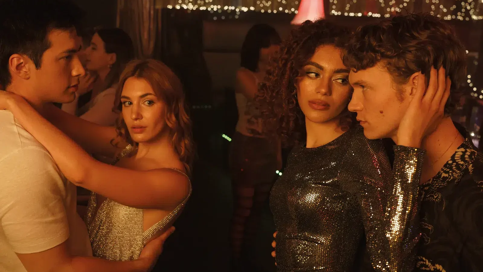 Hudson Williams dans le rôle de Shane Hollander, Sophie Nélisse dans le rôle de Rose Landry, Ksenia Daniela Kharlamova dans le rôle de Svetlana et Connor Storrie dans le rôle d'Ilya Rozanov dans l'épisode 104 de Heated Rivalry. Photo : Sabrina Lantos © 2025