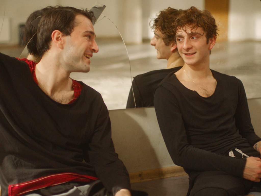 Et puis nous avons dansé encore : deux danseurs se souriant