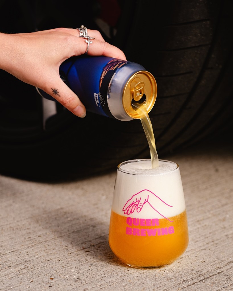 Image de Queer Brewing : une canette de bière se versant dans un verre