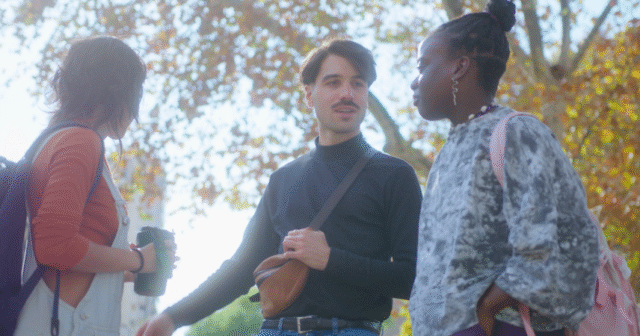 Taimi explique comment les couples peuvent trouver un tiers de manière éthique et ludique, des biographies aux DM, tout en honorant le consentement et les connexions authentiques.