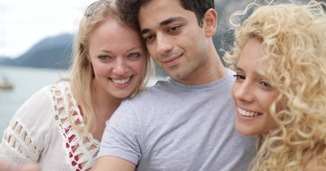 Taimi explique comment les couples peuvent trouver un tiers de manière éthique et ludique, des biographies aux DM, tout en honorant le consentement et les connexions authentiques.