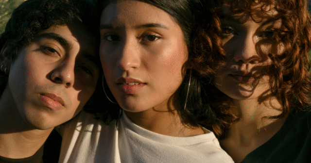 Taimi explique comment les couples peuvent trouver un tiers de manière éthique et ludique, des biographies aux DM, tout en honorant le consentement et les connexions authentiques.