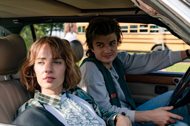 Des choses plus étranges. (De gauche à droite) Maya Hawke comme Robin Buckley et Joe Keery comme Steve Harrington dans STRANGER THINGS. Cr. © 2022 Steve Dietl/Netflix