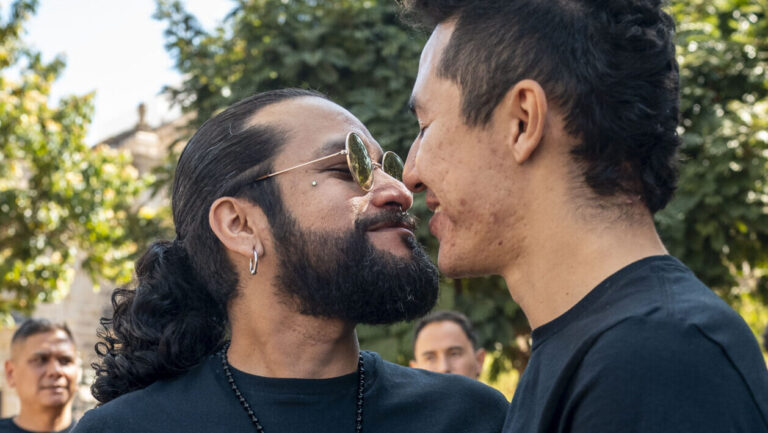 À la frontière, la joie queer se transforme en protestation : des militants du VIH défient la stigmatisation à la veille de la Journée mondiale de lutte contre le sida