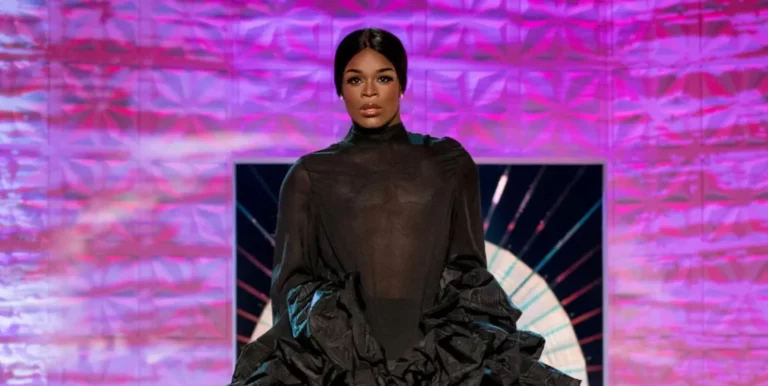 « C'est juste le VIH, les bébés » : la star de Drag Race UK organise le gala de la Journée mondiale de lutte contre le sida pour lutter contre la stigmatisation liée au VIH Drag Race UK star Asttina Mandella on the Drag Race UK runway