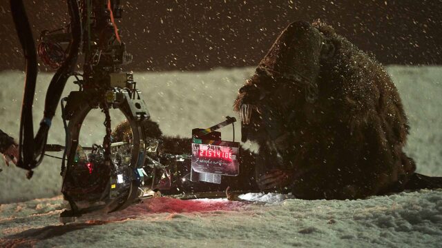 FRANKENSTEIN. Jacob Elordi dans le rôle de La Créature sur le tournage de Frankenstein. Cr. Ken Woroner/Netflix © 2025.