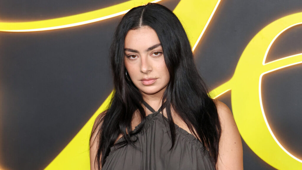 Le partenariat Wuthering Heights de Charli XCX se poursuit avec le nouveau single « Chains of Love » Charli XCX taquine l'ère post-BRAT et parle à Gwyneth Paltrow de la maternité et d'un nouveau son