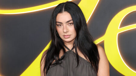Charli XCX taquine l'ère post-BRAT et parle à Gwyneth Paltrow de la maternité et d'un nouveau son