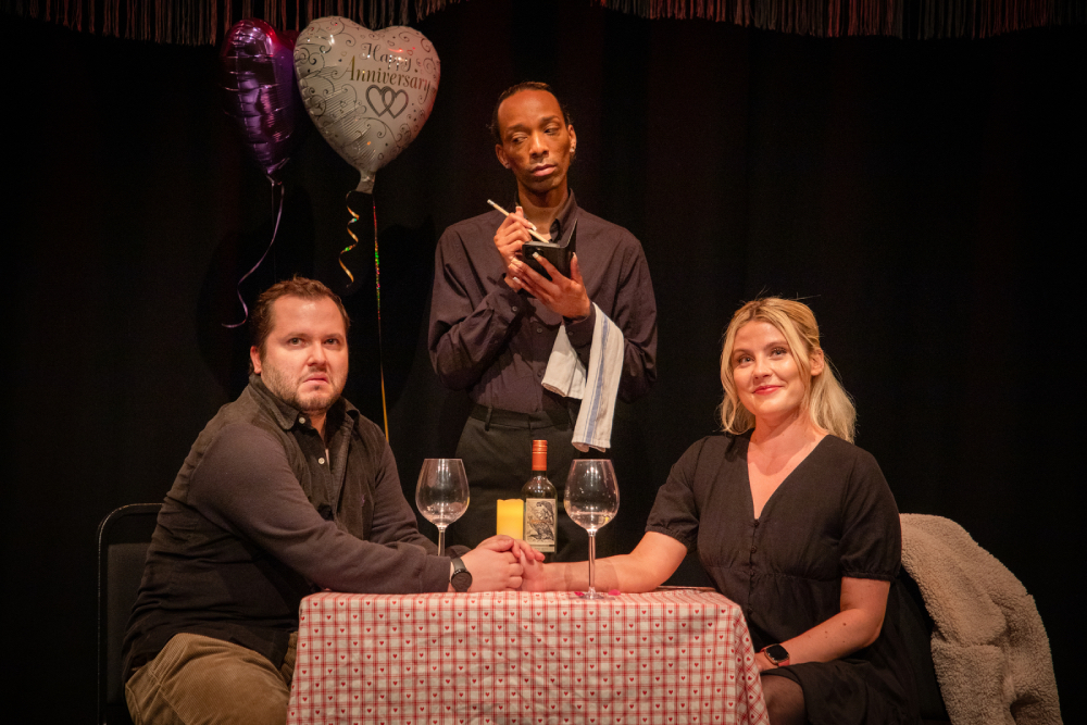 Daddy's First Gay Date est une nouvelle comédie queer décalée avec beaucoup de cœur – critique Daddy's First Gay Date est une nouvelle comédie queer décalée avec beaucoup de cœur – critique