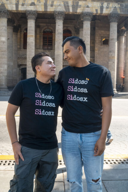 L'International HIV Kiss-In de MPact Global revient le 30 novembre pour célébrer les migrants queer et les personnes vivant avec le VIH à la frontière entre les États-Unis et le Mexique.