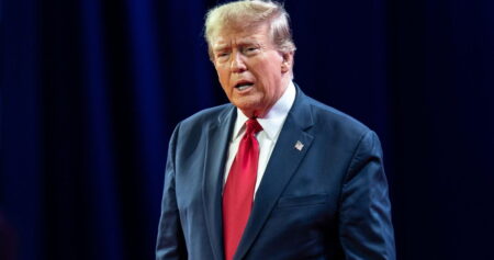 Donald Trump dit qu'il n'a jamais bu. Mais il se peut qu’il souffre d’une dépendance qui lui est propre.