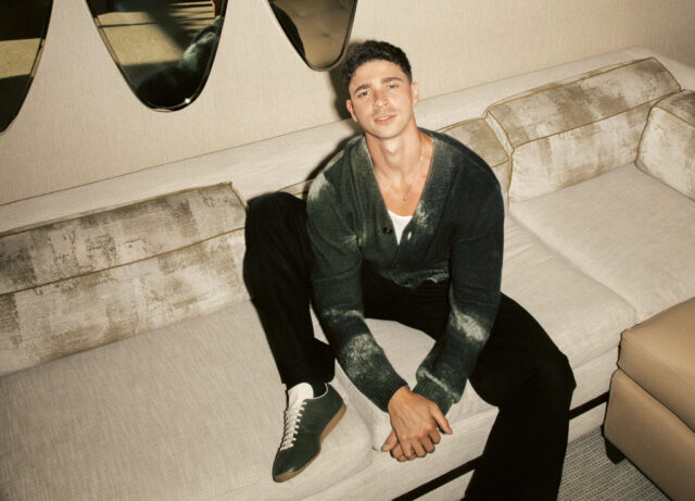 L'acteur et mannequin Isaac Powell allie l'éclat de Broadway au pouvoir des stars d'Hollywood, prouvant qu'il est bien plus qu'un simple visage magnifique.