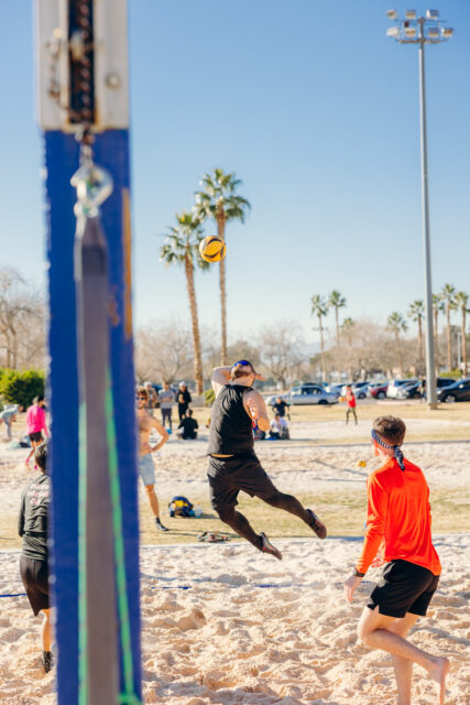 Le co-directeur exécutif Jason Peplinski révèle comment Sin City Classic rassemble les athlètes LGBTQ+ à travers le sport, les fêtes et la communauté.