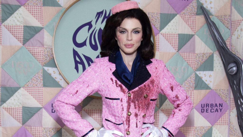 Julia Fox défend le costume controversé d'Halloween de Jackie Kennedy Julia Fox défend le costume controversé d'Halloween de Jackie Kennedy