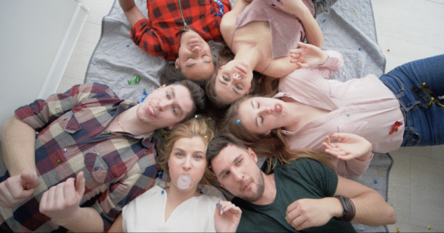 Taimi explique comment les couples peuvent trouver un tiers de manière éthique et ludique, des biographies aux DM, tout en honorant le consentement et les connexions authentiques.