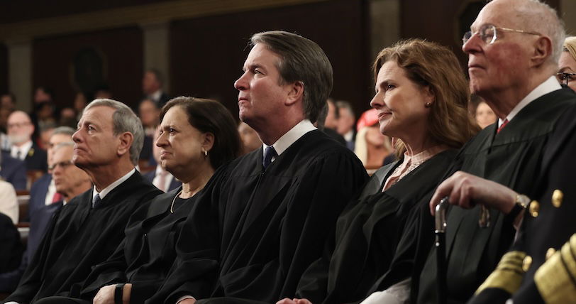 La Cour suprême autorise le maintien de l'ordonnance anti-transport de Trump La Cour suprême autorise le maintien de l'ordonnance anti-transport de Trump