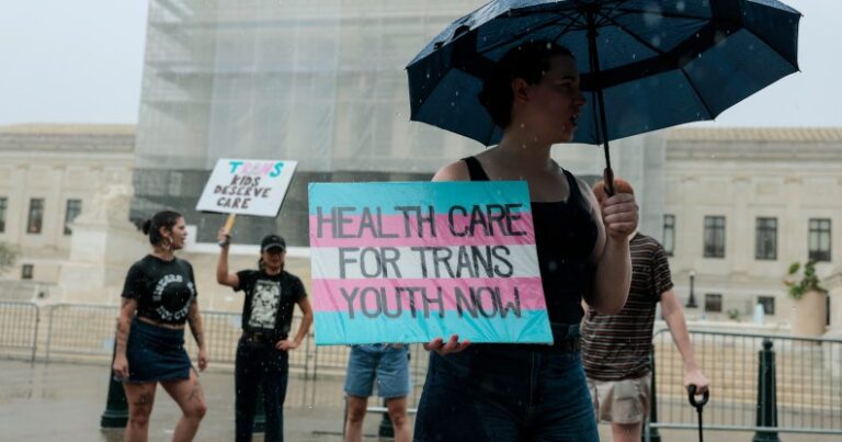 L’administration Trump va mettre fin aux soins d’affirmation de genre pour les jeunes trans à l’échelle nationale, suggèrent des fuites