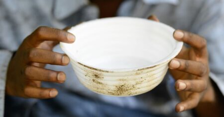 Les réfugiés LGBTQ+ au Kenya meurent de faim après la réduction de l’aide étrangère de Trump