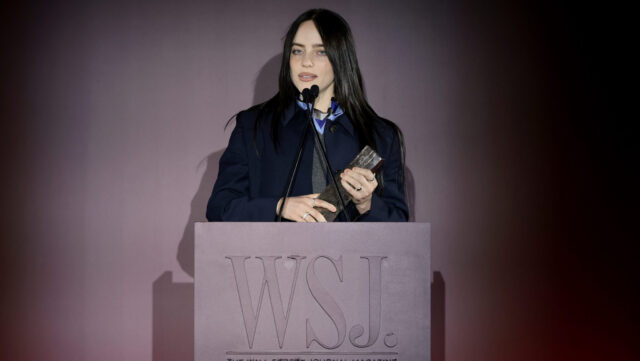 Billie Eilish s'exprime sur scène lors du WSJ. Magazine 2025 Innovator Awards au MoMA le 29 octobre 2025 à New York.