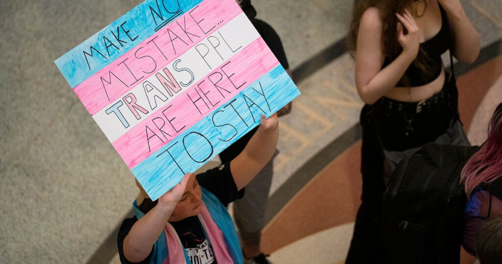 Maman d’un enfant trans sur la façon dont la vie a changé sous Trump : « Il en faut beaucoup… pour gérer autant de haine » Maman d’un enfant trans sur la façon dont la vie a changé sous Trump : « Il en faut beaucoup… pour gérer autant de haine »