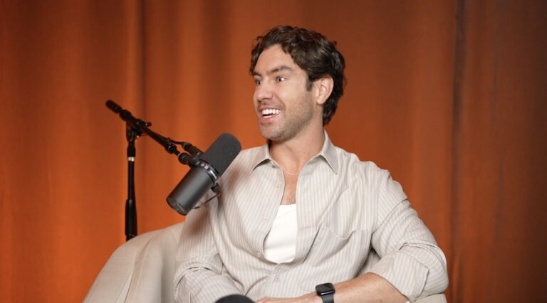 Robbie Simpson admet que "Finding Mister Christmas" de Hallmark l'a aidé à guérir de vieilles blessures (exclusif)