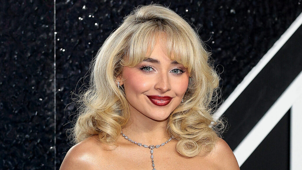 Sabrina Carpenter se dirige vers le terrier du lapin pour la comédie musicale « Alice au pays des merveilles » Sabrina Carpenter se dirige vers le terrier du lapin pour la comédie musicale "Alice au pays des merveilles"