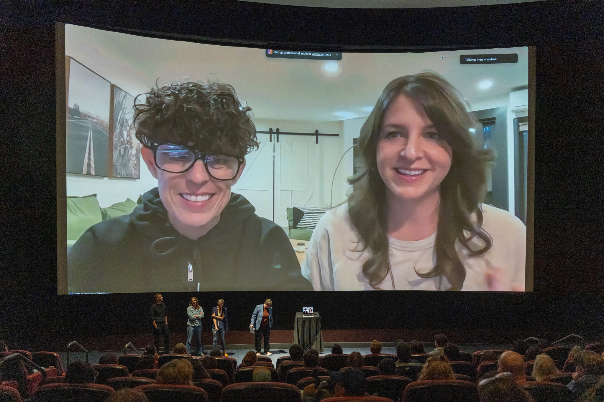 Andrea Gibson (à gauche), interprète de créations orales et poète lauréate, et Megan Falley répondent à distance aux questions du public après la projection du Festival international du film de Seattle "Viens me voir sous la bonne lumière" au SIFF Cinema Downtown le 17 mai 2025 à Seattle, Washington. Photo : Mat Hayward/Getty Images