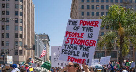 Un stratège politique chevronné affirme que les Démocrates peuvent remporter les élections de mi-mandat en se présentant sur la « pure rage économique »