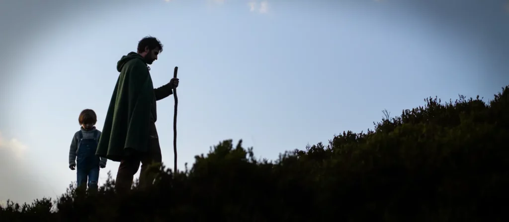 Un père jugé pour avoir abandonné et blessé gravement son fils de 6 ans dans une forêt : un récit glaçant confirmé par l’enfant