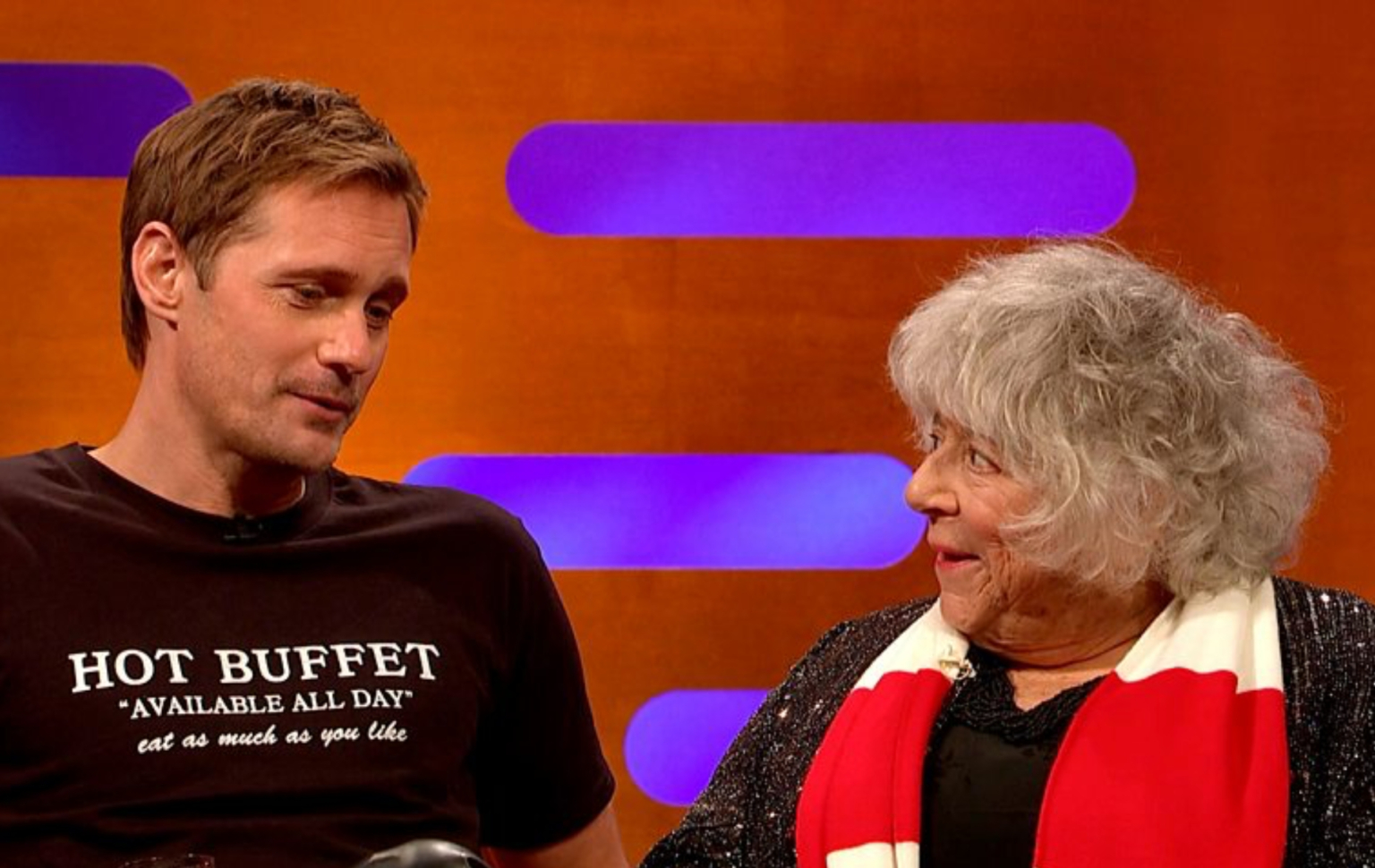 Alexander Skarsgård révèle de manière hilarante à NSFW la raison pour laquelle il a décidé de ne pas emménager avec Miriam Margolyes Alexander Skarsgård and Miriam Margolyes sitting beside eachother on The Graham Norton Show