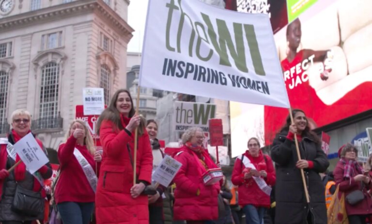 Les hommes trans peuvent désormais rejoindre le Women's Institute selon une nouvelle politique Les hommes trans peuvent désormais rejoindre le Women's Institute selon une nouvelle politique