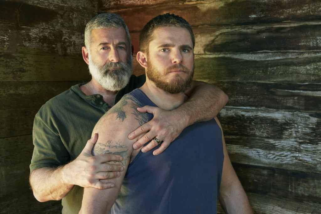 Deux ours s'enlaçant.