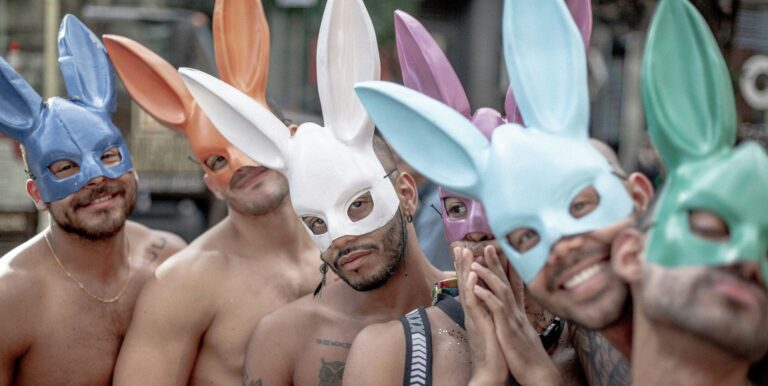 Grindr Unwrapped révèle que les hauts féminins dominent le Royaume-Uni – tandis que l'Irlande regorge d'ours A group of shirtless men at a Pride event wearing multicoloured rabbit ears.