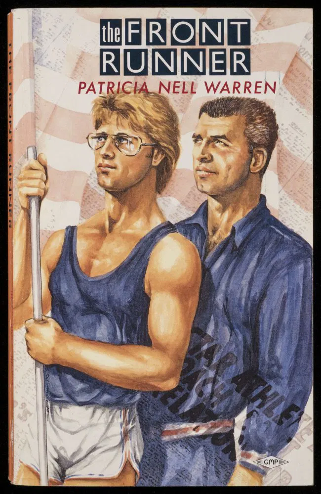 La couverture montre une illustration d'un homme blanc musclé aux cheveux blonds portant des lunettes tenant un mince bâton blanc tandis qu'un homme plus âgé aux cheveux bruns, vêtu d'une chemise à manches longues à col bleu et d'un jean, se tient près de lui.