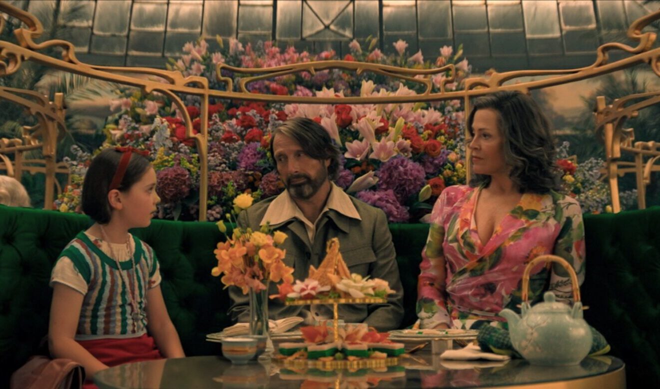 Sophie Sloan, Mads Mikkelsen et Sigourney Weaver dans Dust Bunny.