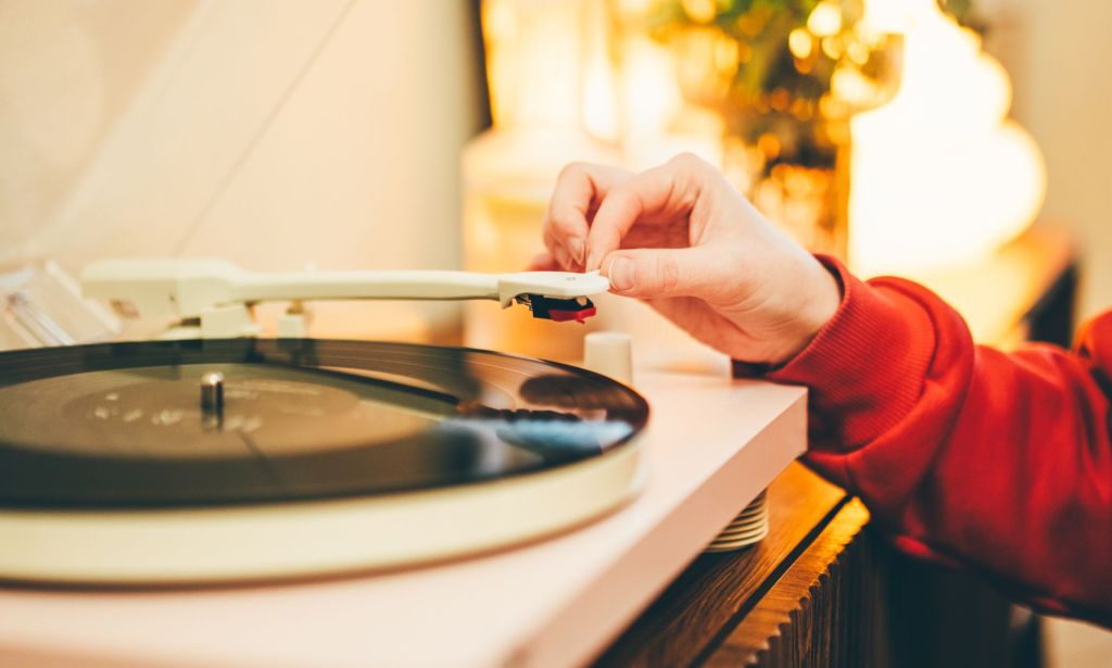 Quelqu'un tenant la goupille d'un tourne-disque.