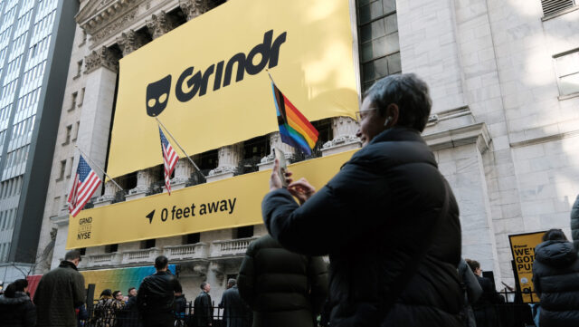 La plateforme de réseautage social LGBTQ Grindr organise une exposition publique à l'extérieur de la Bourse de New York (NYSE) alors que la société devient publique à la suite de sa fusion avec la société d'acquisition à vocation spéciale (SPAC) Tiga Acquisition Corp. le 18 novembre 2022 à New York. Négocier sous le symbole boursier "GRND," le titre a bondi dans les échanges matinaux.