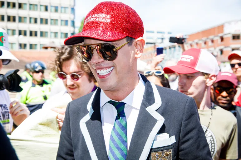 L'ex-gay autoproclamé Milo Yiannopoulos a organisé le défilé et le rassemblement de la Boston Straight Pride en 2019