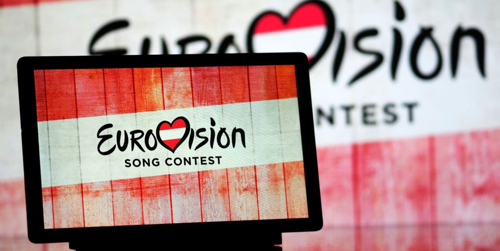 Sur cette illustration photographique, le logo du Concours Eurovision de la chanson 2026 en Autriche est affiché sur une tablette.