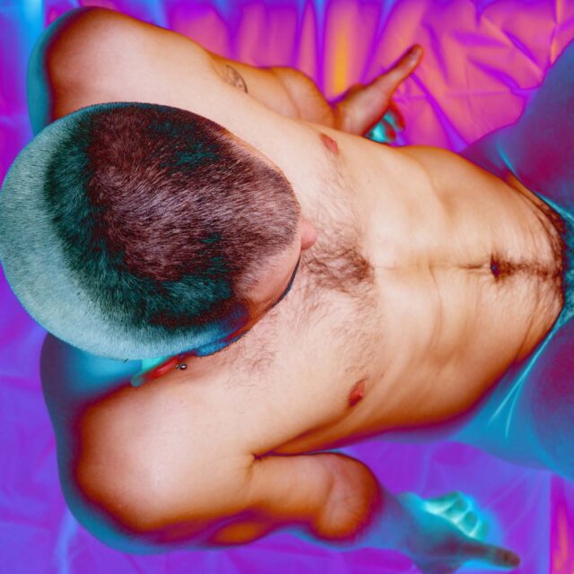 Le photographe belge Bert Van Pelt explore l'identité, le désir et la liberté à travers des études audacieuses et intimes du corps nu masculin.