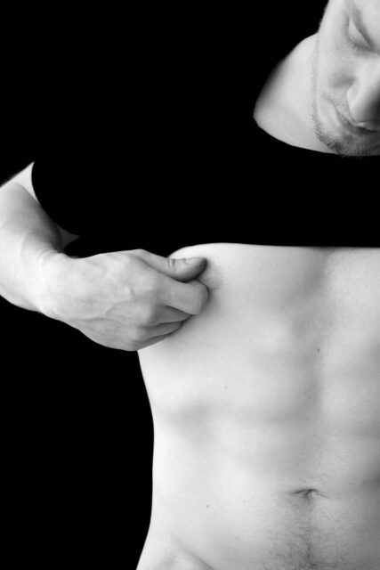 Le photographe belge Bert Van Pelt explore l'identité, le désir et la liberté à travers des études audacieuses et intimes du corps nu masculin.