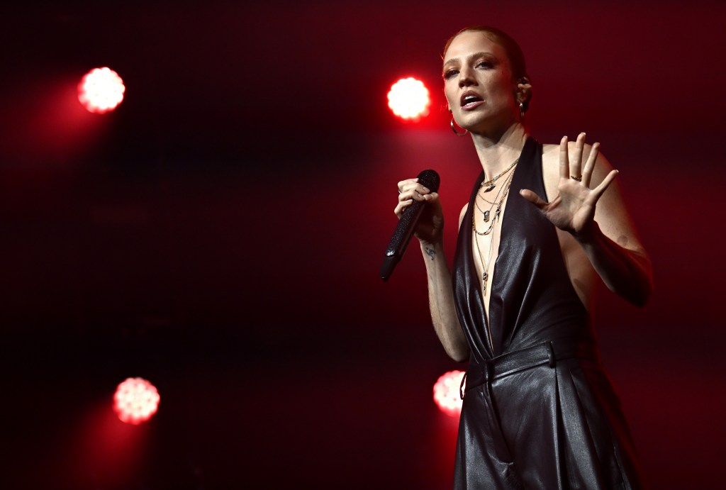 Jess Glynne sur scène dans un look dos nu en cuir entièrement noir