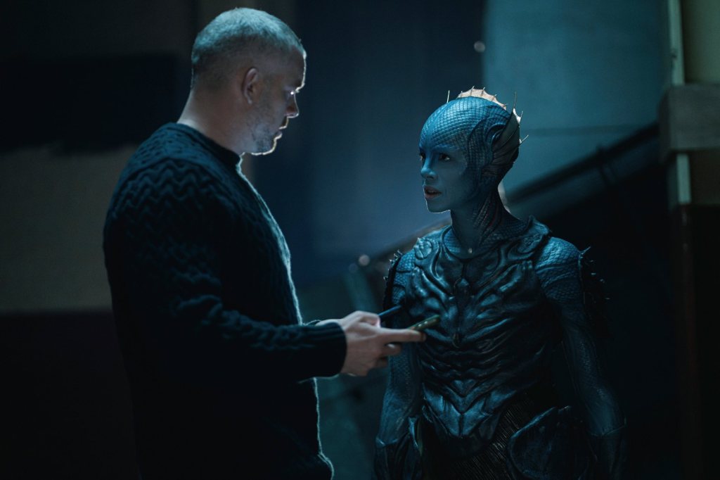 Russell Tovey et Gugu Mbatha-Raw dans La guerre entre la terre et la mer