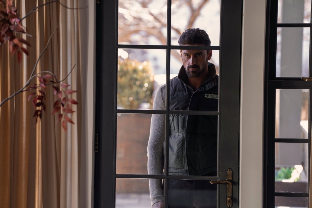 Michele Morrone dans le rôle d'Enzo dans The Housemaid