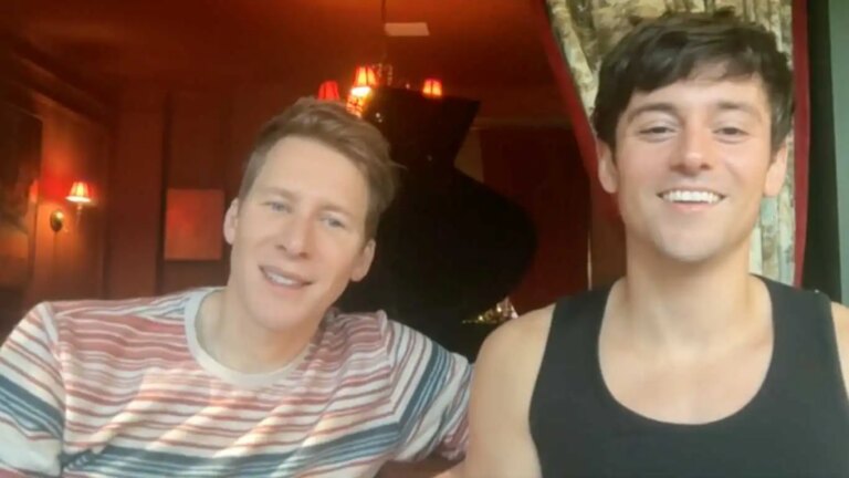 Tom Daley révèle un cadeau à faible coût à son mari Lance Black – et nous avons toutes les sensations Tom Daley and his husband, Dustin Lance Black.