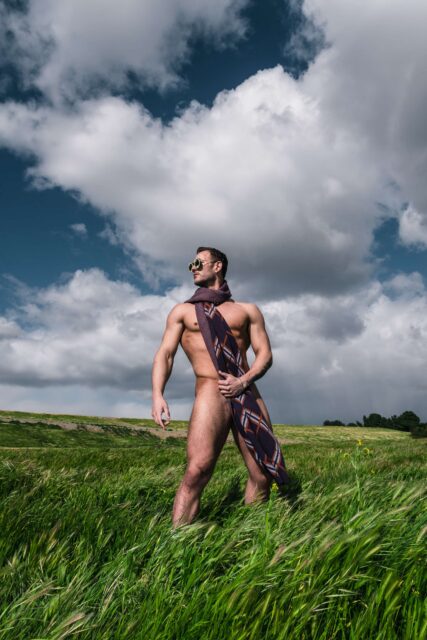 Le photographe Connor Clayton capture des nus masculins sculpturaux avec contraste, intention et intimité, remodelant la façon dont la masculinité est perçue dans l'art.